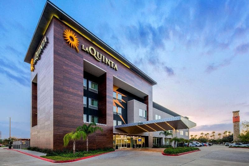 La Quinta Inn & Suites by Wyndham McAllen Convention Center 3