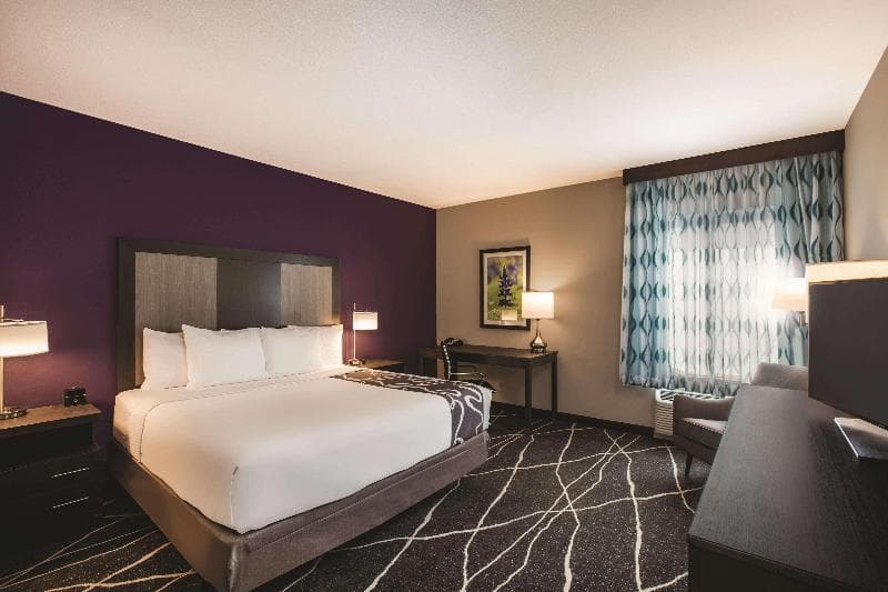 La Quinta Inn & Suites by Wyndham Dallas Northeast-Arboretum 4