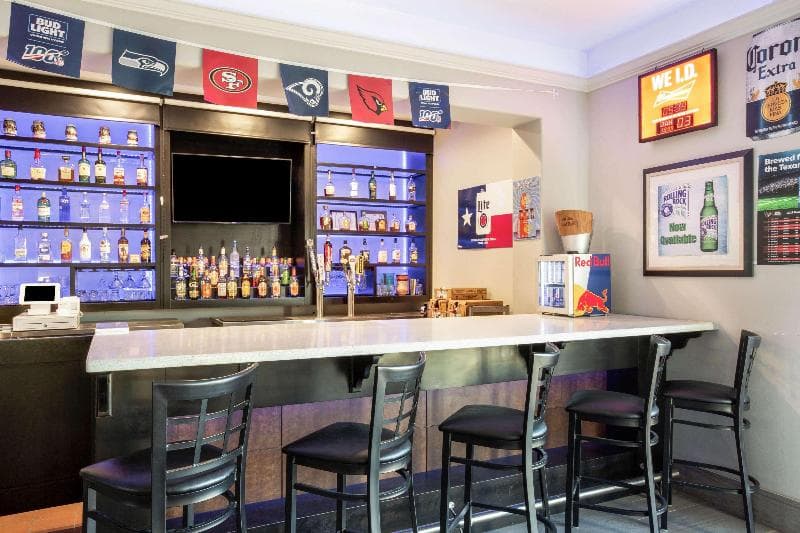 La Quinta Inn & Suites by Wyndham Raymondville 2