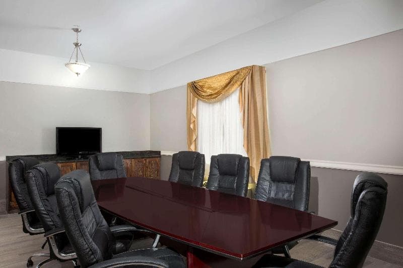 La Quinta Inn & Suites by Wyndham Raymondville photo 1
