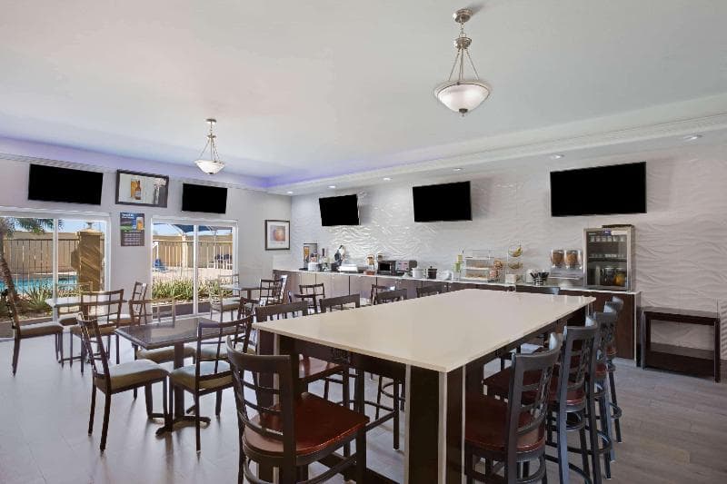 La Quinta Inn & Suites by Wyndham Raymondville 4