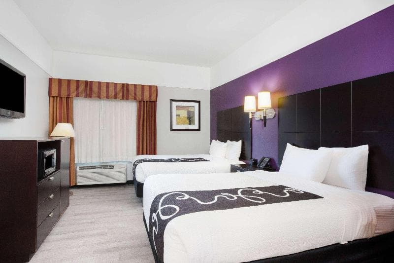 La Quinta Inn & Suites by Wyndham Raymondville 5