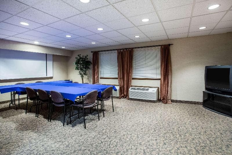 Travelodge by Wyndham Colorado Springs Airport/Peterson AFB photo 1