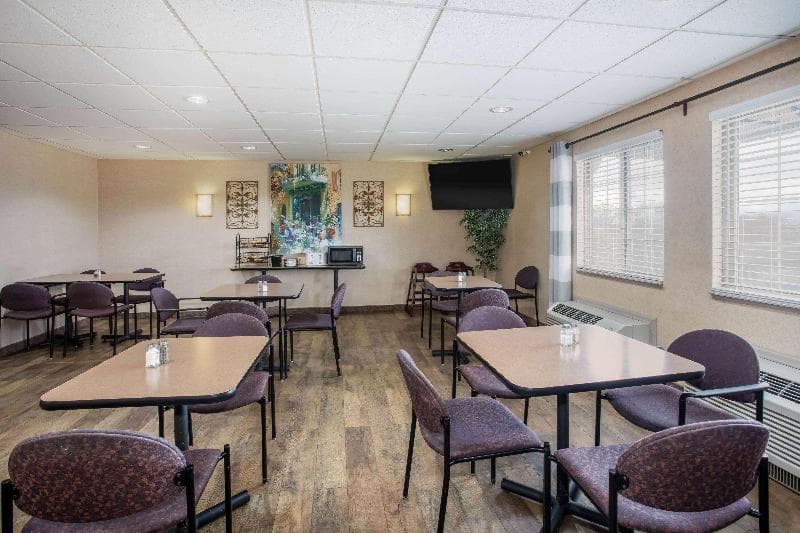 Travelodge by Wyndham Colorado Springs Airport/Peterson AFB 3