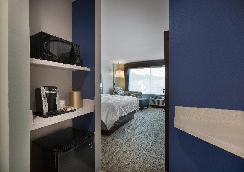 Holiday Inn Express Lake Park 5