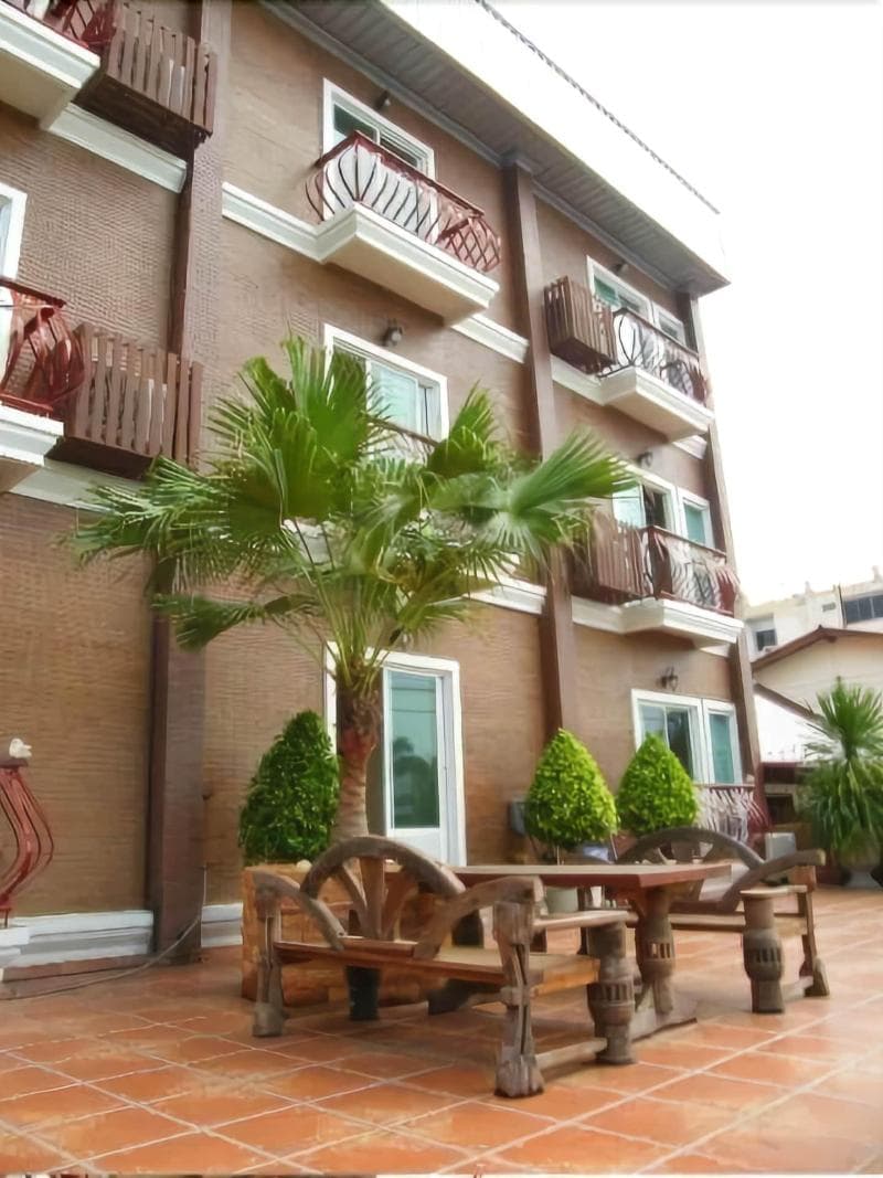 The Red Balcony Inn 3