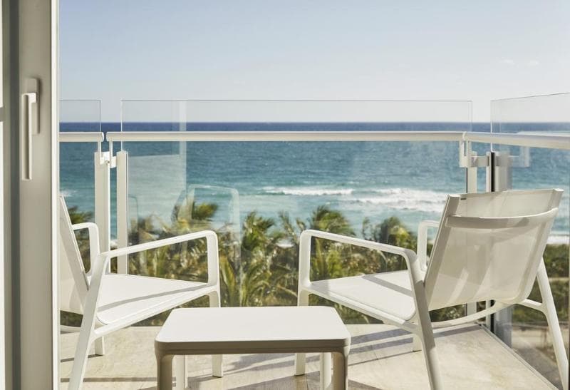 Four Seasons Hotel At The Surf Club 3