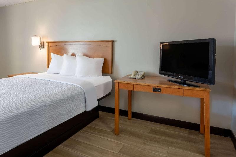 Days Inn By Wyndham Birch Run 4