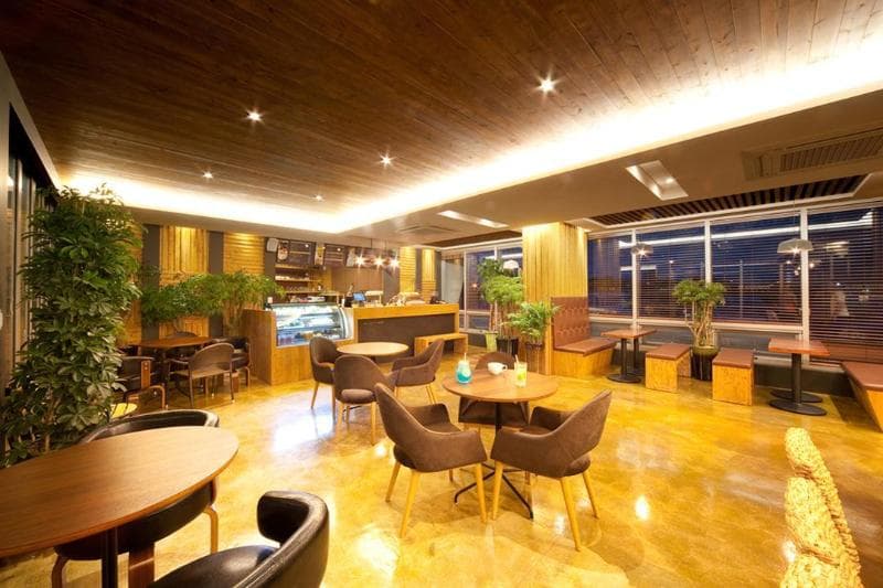 Comma & Resort main