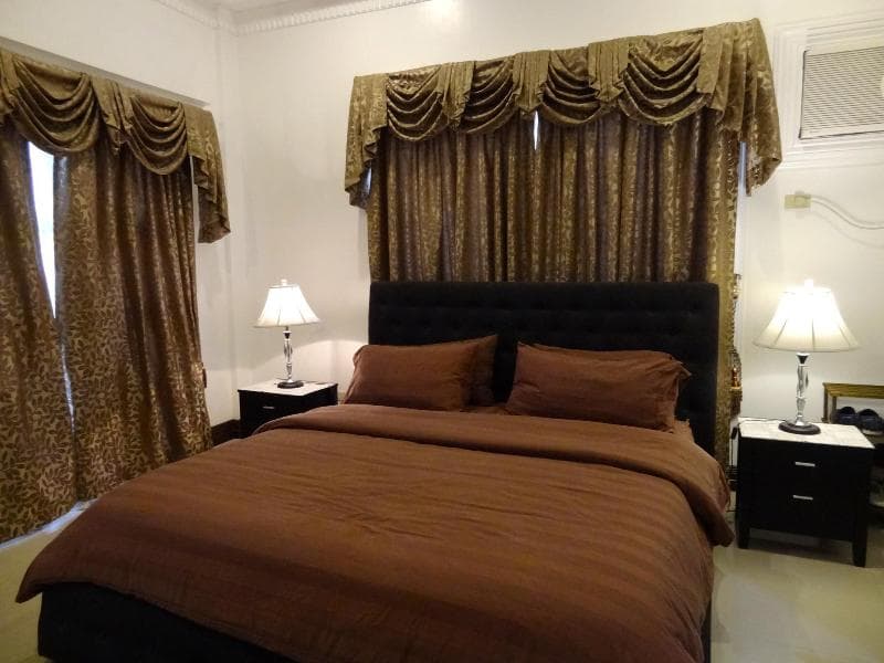 The Executive Villa Inn & Suites 4