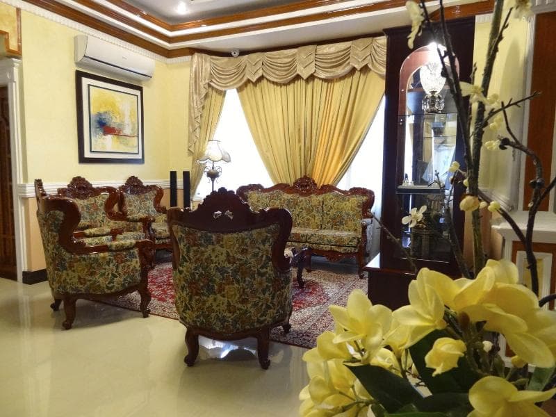 The Executive Villa Inn & Suites main