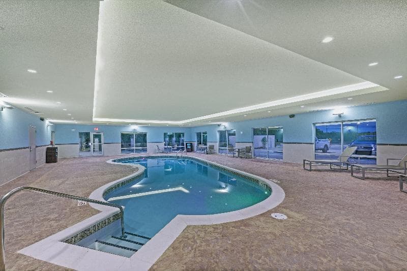 Holiday Inn Express & Suites Parsons photo 1