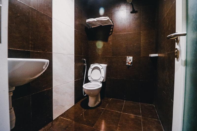Reddoorz Plus Near Makassar Town Square 4