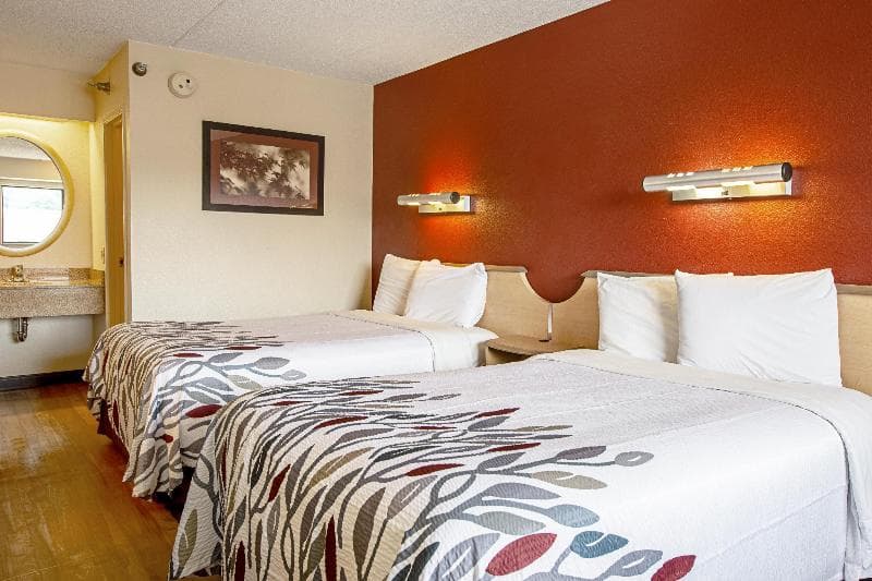 Red Roof Inn Greensboro Airport 4