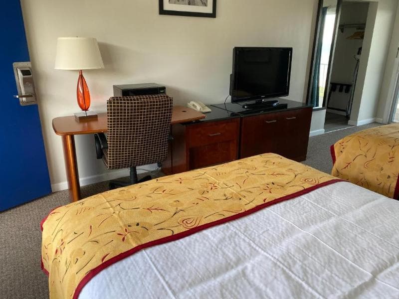 Days Inn & Suites By Wyndham St. Ignace Lakefront 2