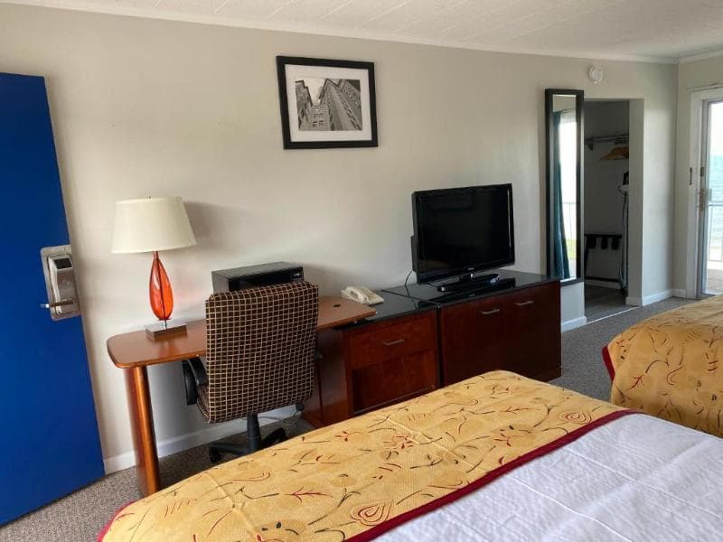 Days Inn & Suites By Wyndham St. Ignace Lakefront 5