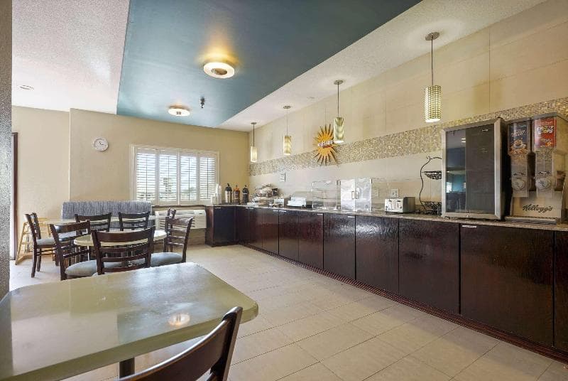 La Quinta Inn & Suites by Wyndham Henderson-Northeast Denver 2