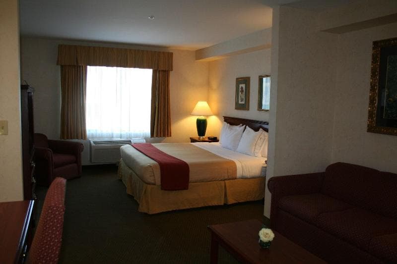 Guesthouse Inn & Suites Monroe 4