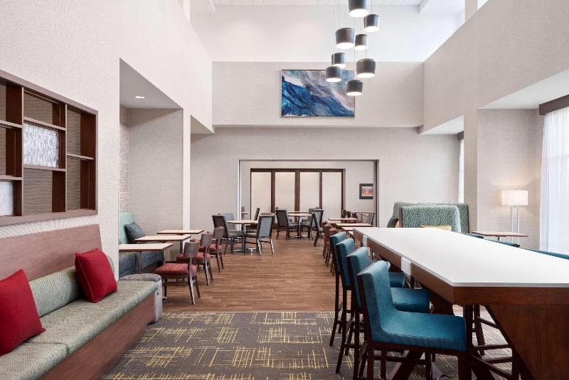 Hampton Inn & Suites by Hilton Kelowna Airport 4