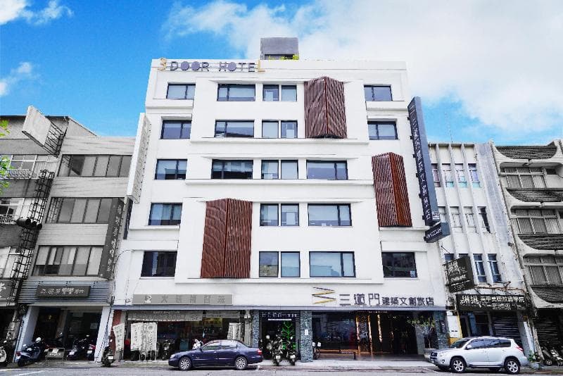3 Door Hotel 3