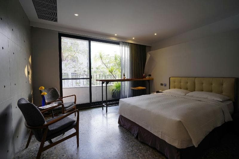 3 Door Hotel main