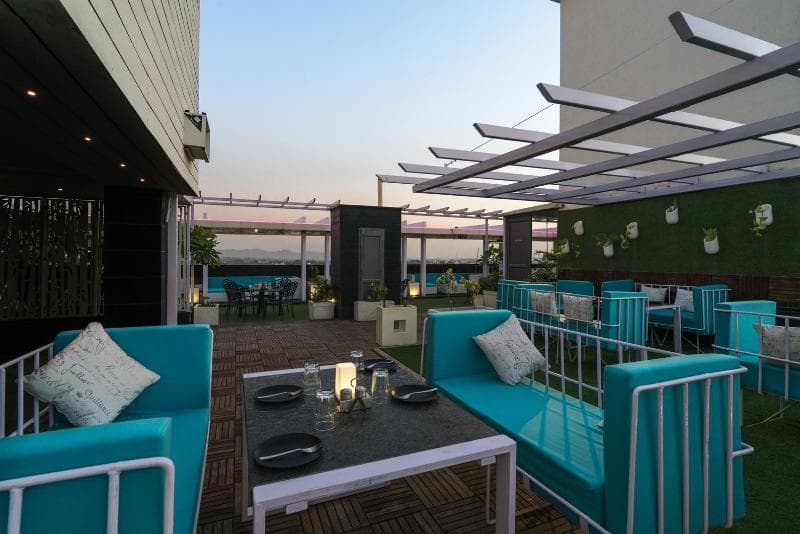 Xenious Ln Courtyard Hotel 5