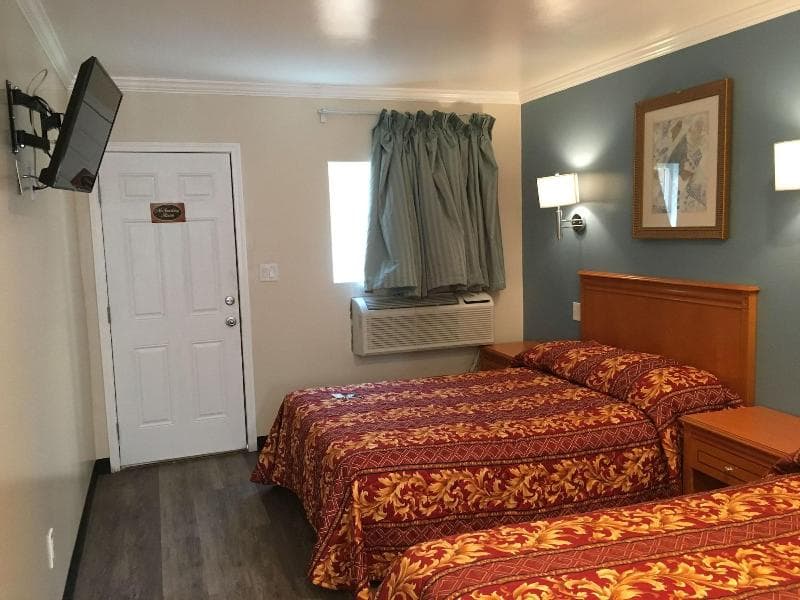 Lincoln Park Motel 5