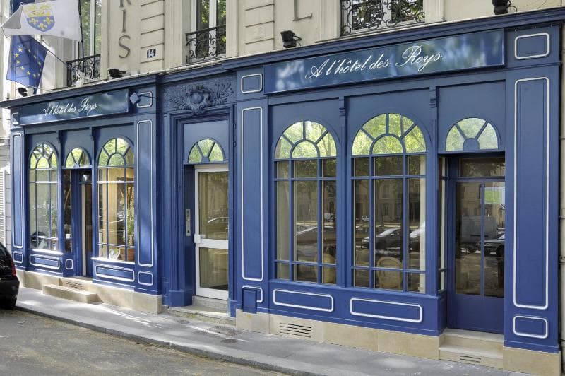 A L'hotel Des Roys 3