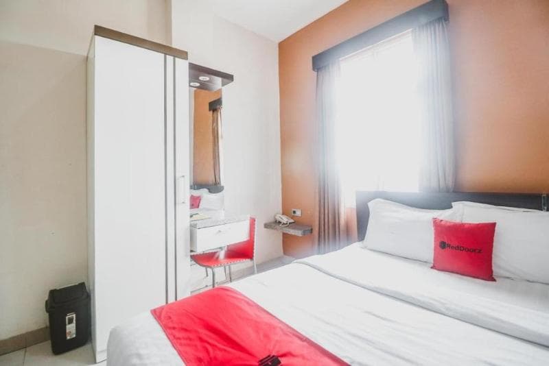 RedDoorz Plus Near Universitas Negeri Makassar 3