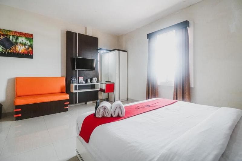 RedDoorz Plus Near Universitas Negeri Makassar 2