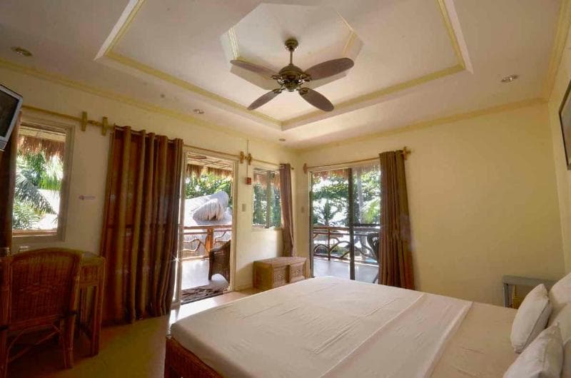 Mikes Dauin Beach Resort 4