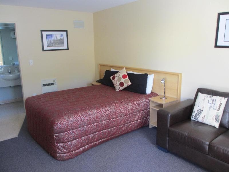 Alhambra Oaks Motor Lodge 3