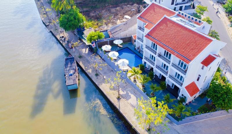 Riverside White House Villa 4