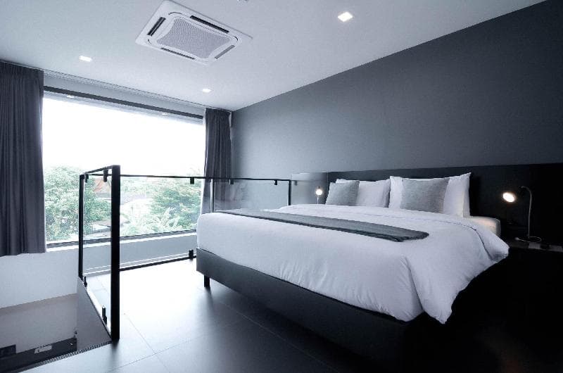 Crew Hotel 4