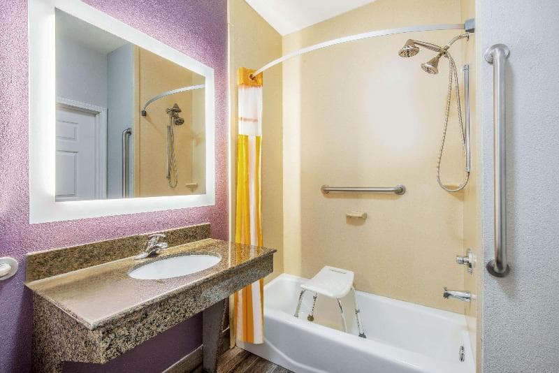 La Quinta Inn & Suites by Wyndham Gainesville 4