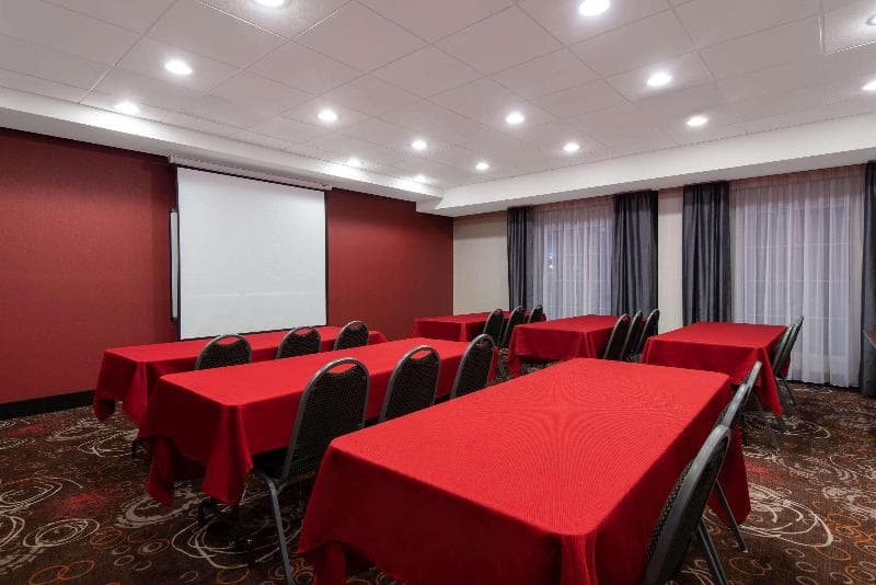 La Quinta Inn & Suites by Wyndham Harrisburg-Hershey photo 1