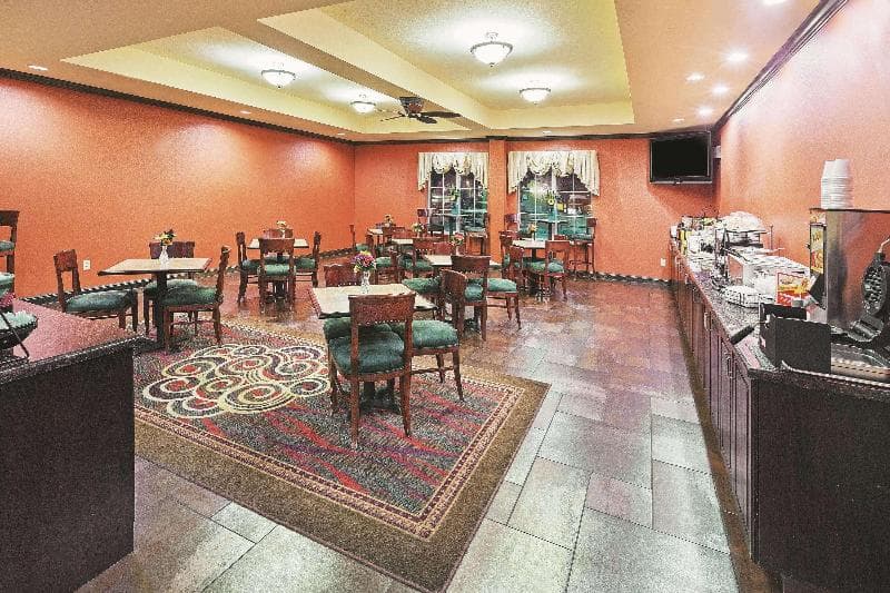 La Quinta Inn & Suites by Wyndham Eastland 3