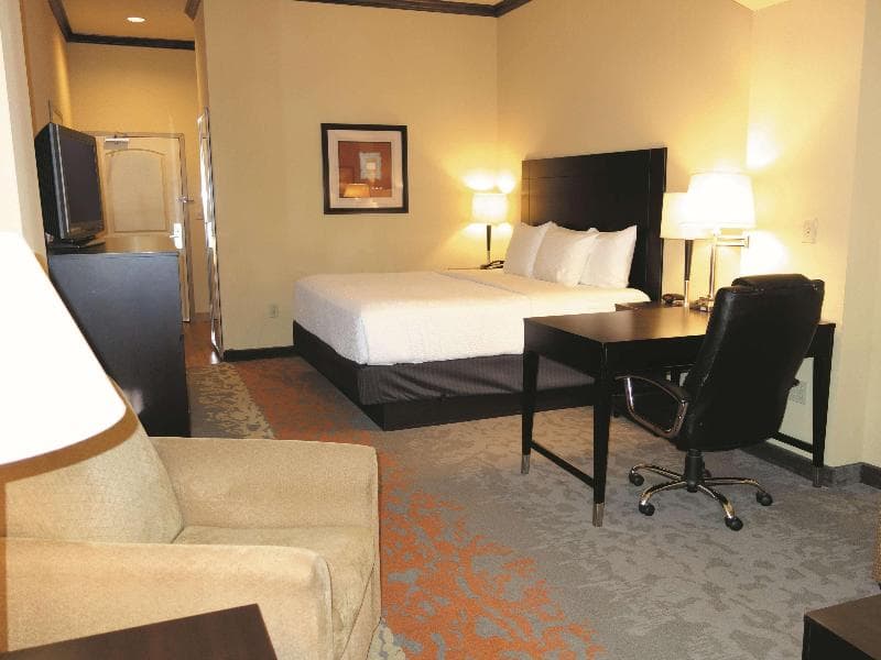 La Quinta Inn & Suites by Wyndham Eastland 4