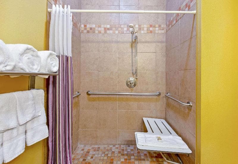 La Quinta Inn & Suites by Wyndham Eastland 5