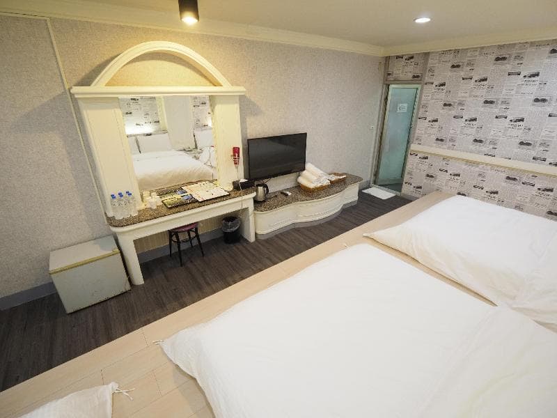 Heyue Hotel main