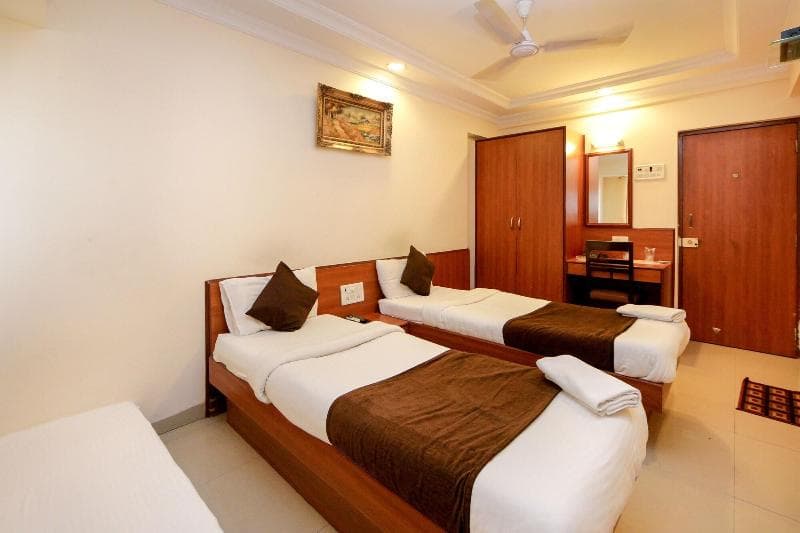Lucky Hotel Goregaon 2