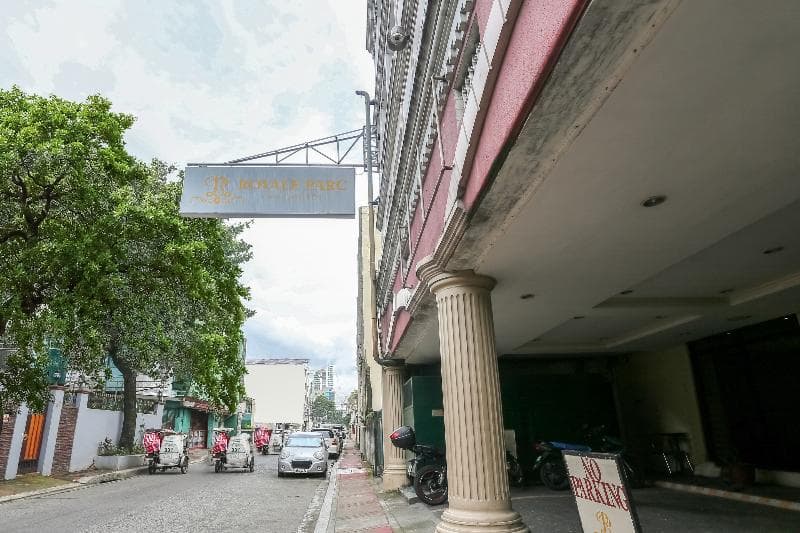Oyo 406 Royal Parc Inn & Suites 3