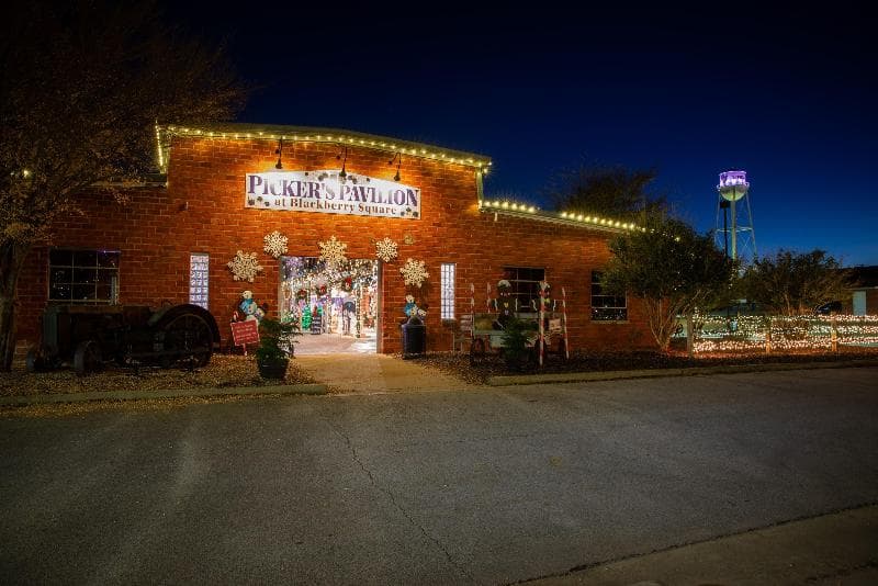 Holiday Inn Express & Suites Lindale 2