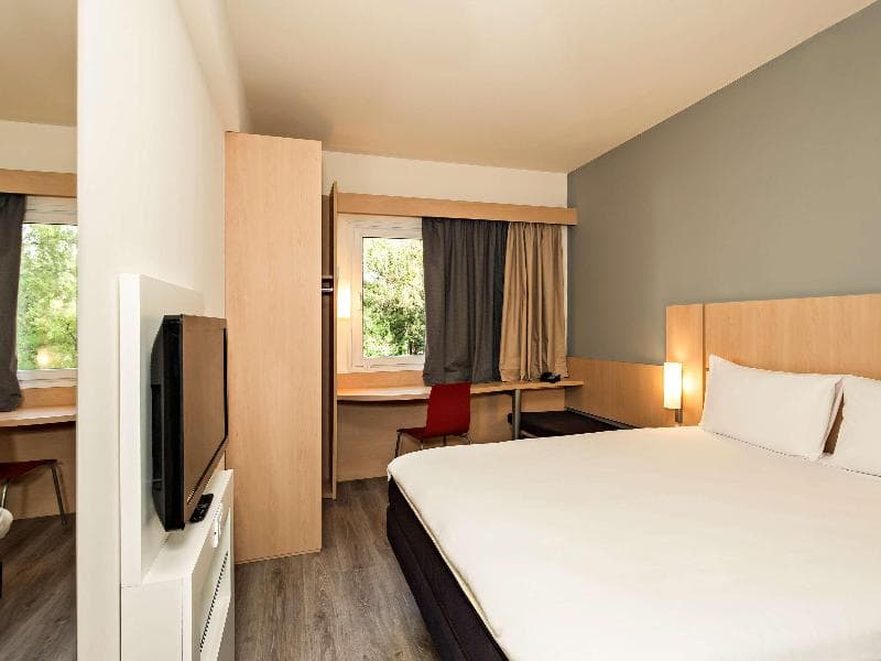 Ibis Pilar 5