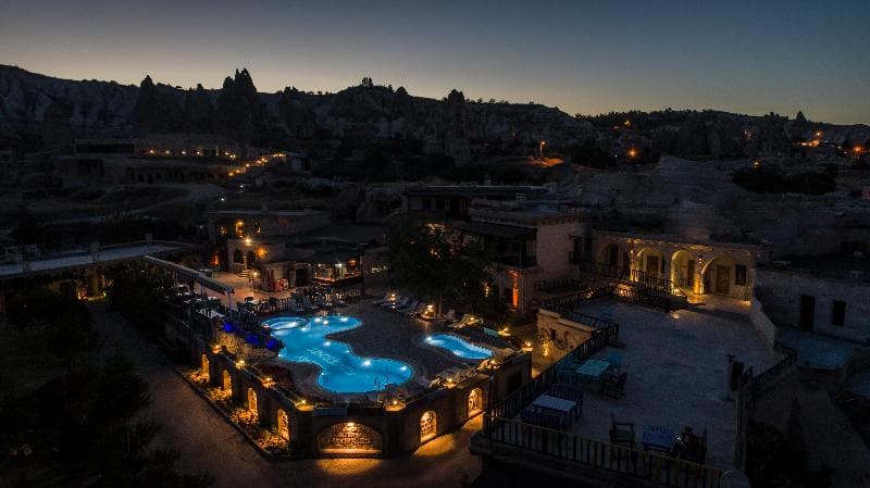 Holiday Cave Hotel main