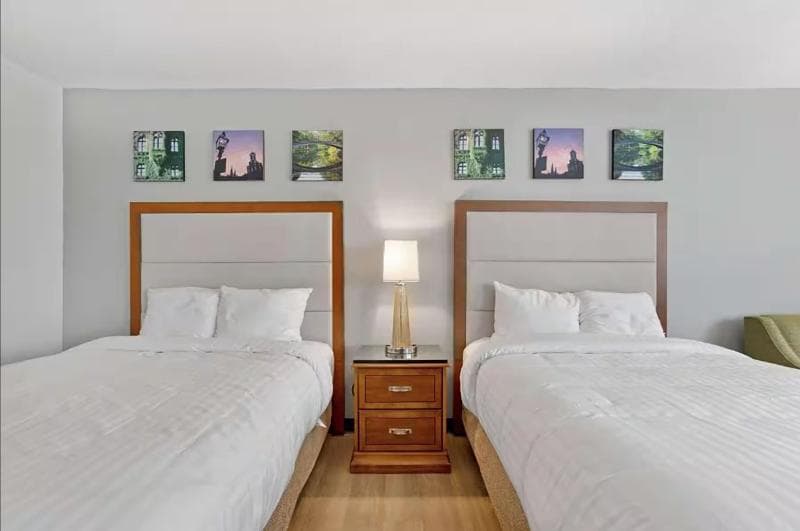 Days Inn By Wyndham Erie 5
