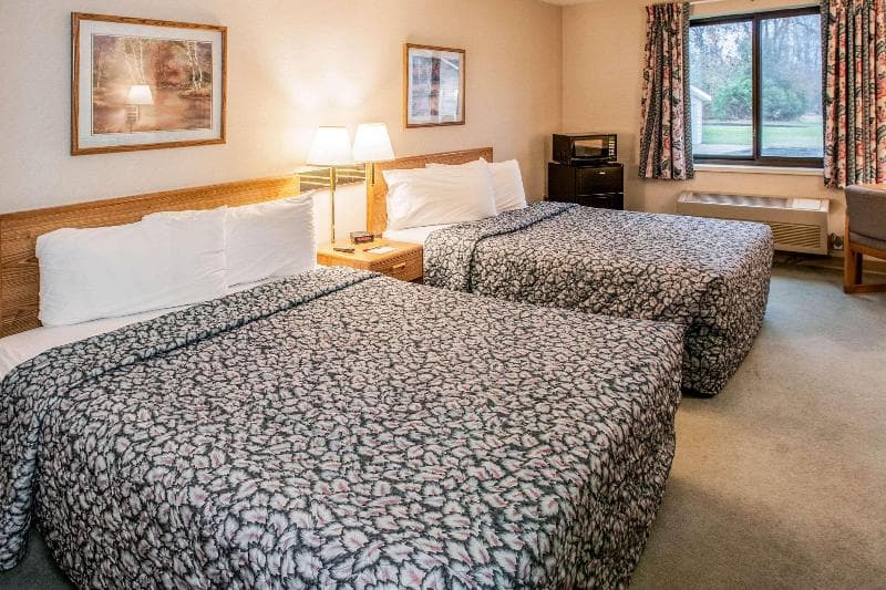 Econo Lodge Inn And Suites 4