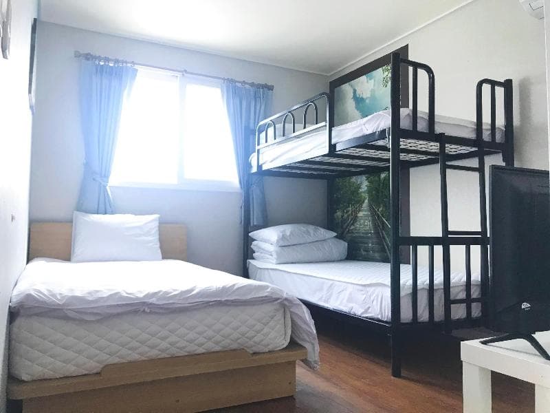 Rainboots Guesthouse main