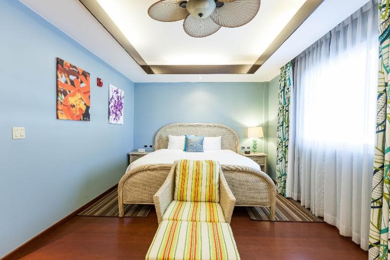 Surfrider Resort Hotel main
