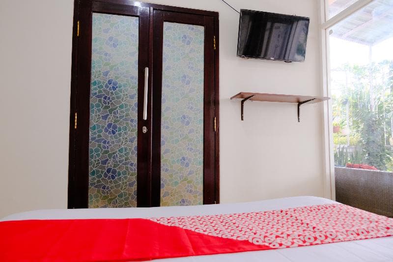 Oyo 2376 Tiara Family Residence 5